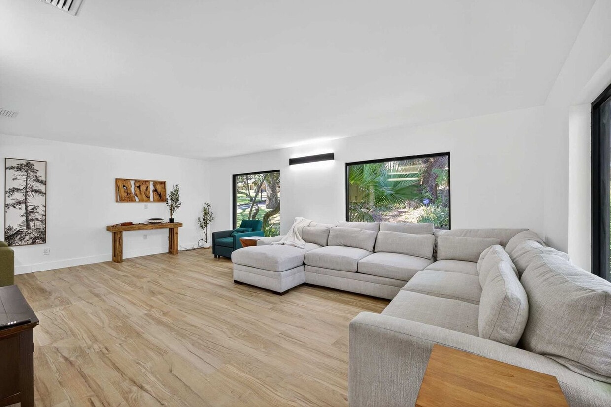 Foto principal - 511 S Riverhills Dr