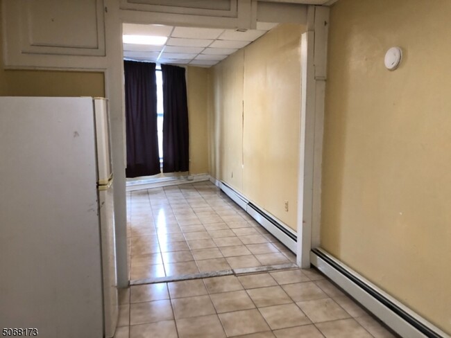 Building Photo - 1153 Main Ave