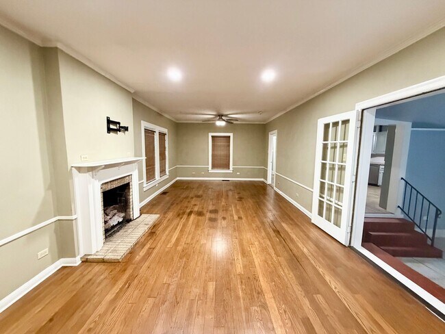 Foto del edificio - Spacious 3 bedroom with its own micro-park!