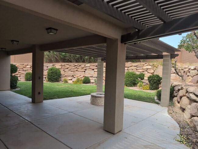 Foto del edificio - PET FRIENDLY -Spacious 6 Bedroom Home in St. George