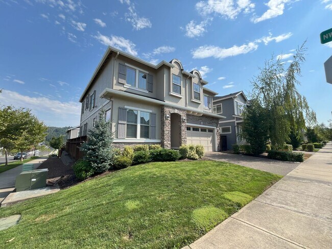 Foto del edificio - Spacious 4-Bedroom Corner Lot Home with El...