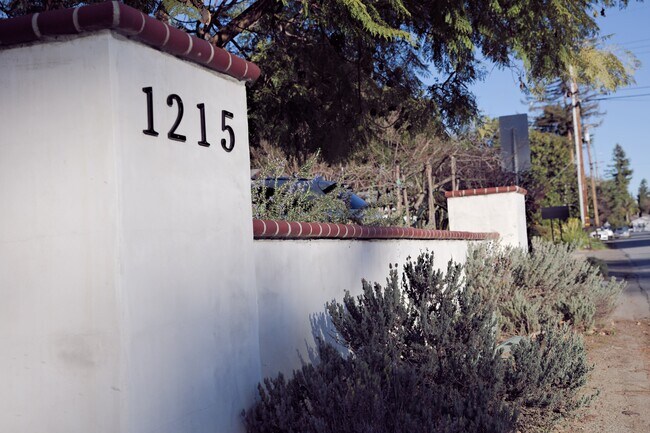 Foto del edificio - 1215 Altamead Dr