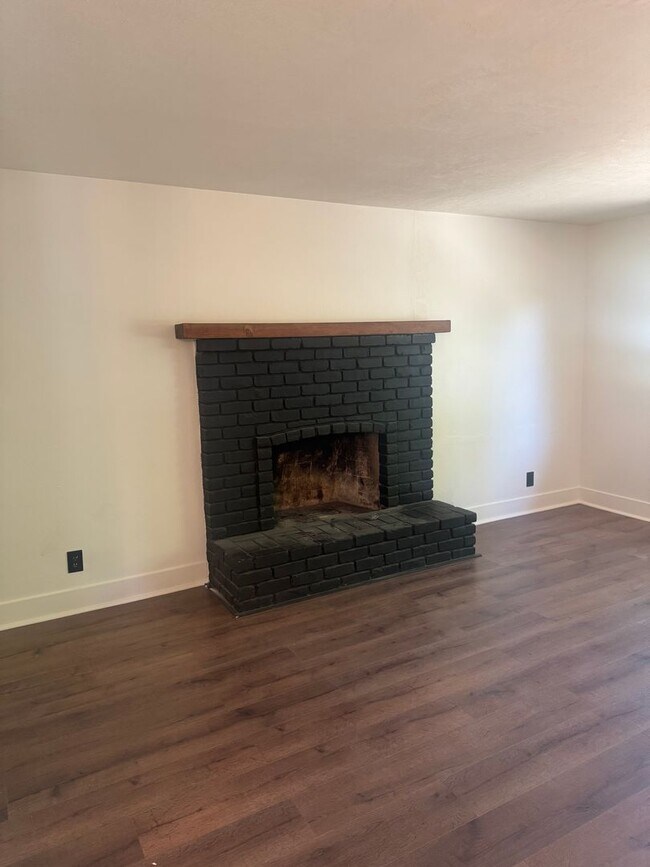 Foto del edificio - NEWLY REMODELED 3 BED/2 BATH HOME IN REDDING