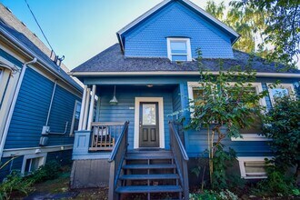 Building Photo - 3236 SE Yamhill St