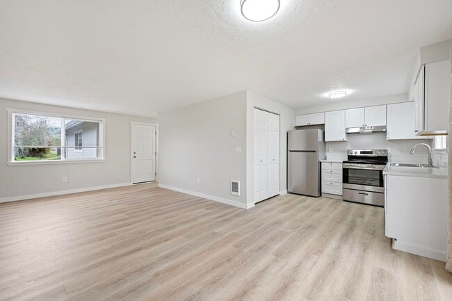 Building Photo - 2-Story Newly Remodeled 2-Bedroom, 1.5-Bath Duplex In Springfield!