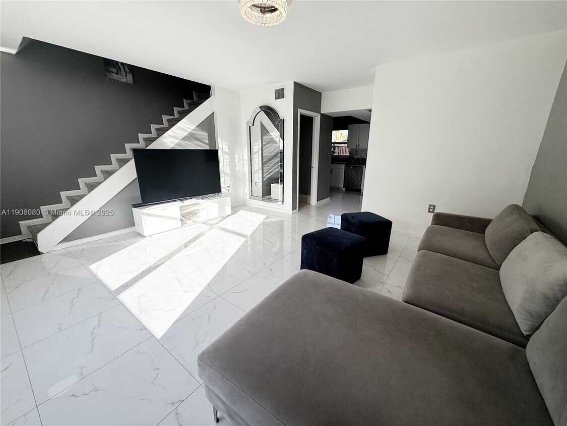 Foto principal - 7936 Kimberly Blvd