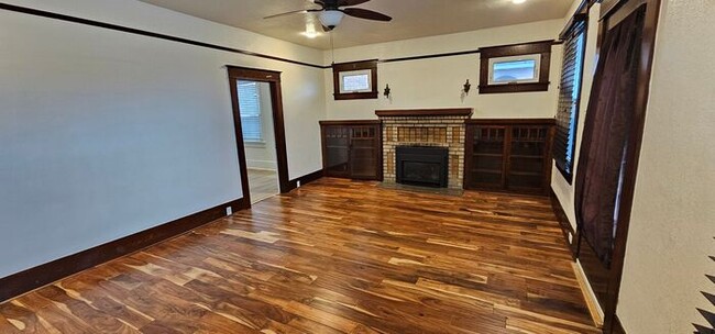 Building Photo - 2 bed 1 bath plus office/Den room, Downtow...