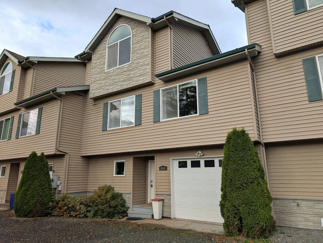 Foto principal - Unfurnished, 3Bd/2.5Ba Townhome, Long Term...