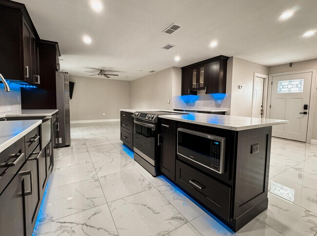 Foto del edificio - 282 Umber St NW