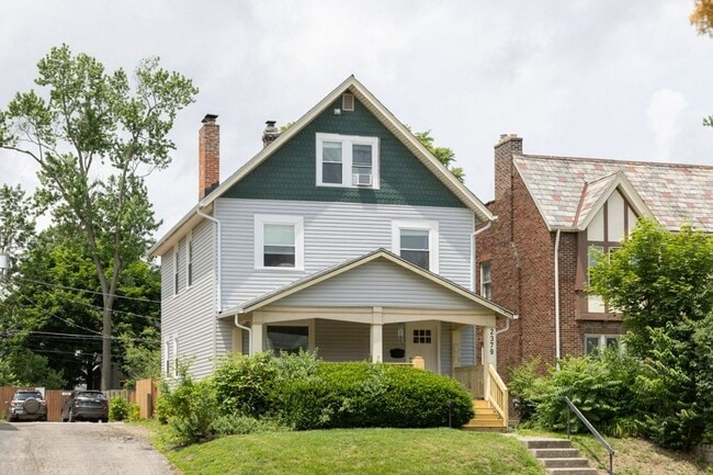 Building Photo - 2379 Summit St