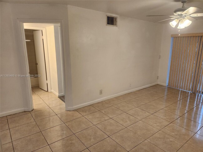 Building Photo - 4086 N Pine Island Rd