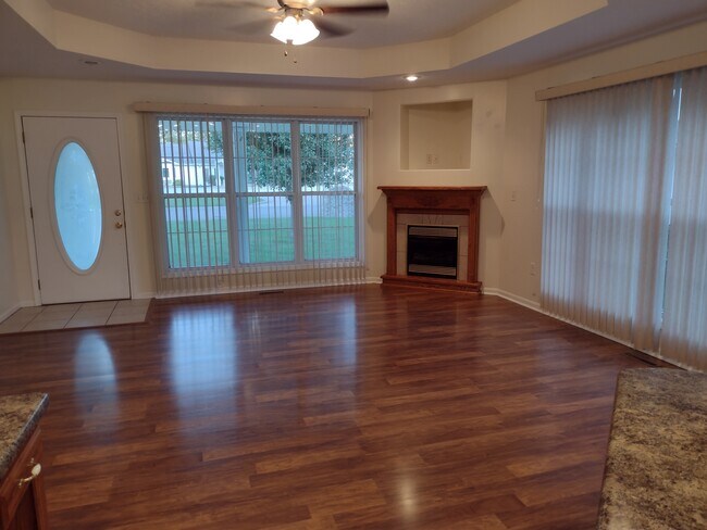 Foto del edificio - 1319 Deadra Dr