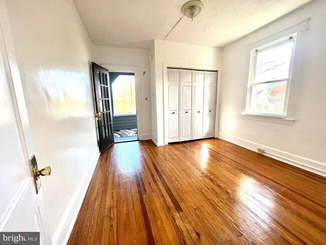 Foto del edificio - 2703 E Strathmore Ave