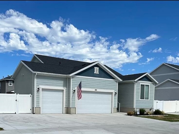 Primary Photo - 260 W Box Creek Dr