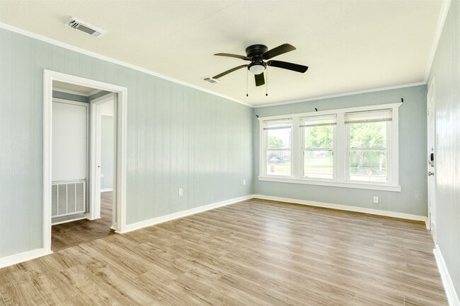 Foto del edificio - 302 W 8th St