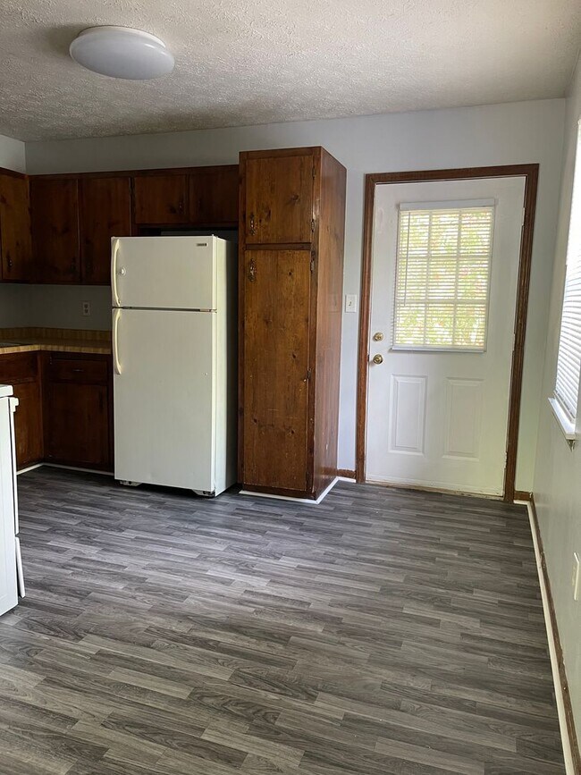 Building Photo - 2 BR 1 BA Eastside Duplex!