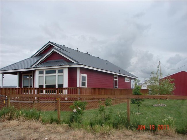 Building Photo - 421 W River Rd