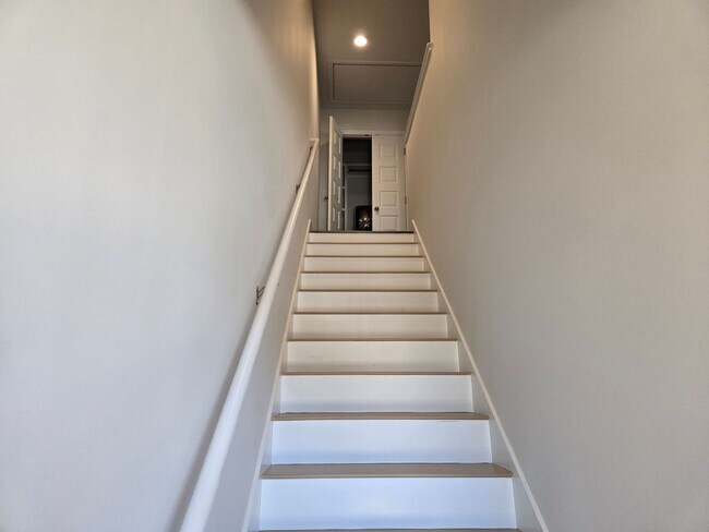 Foto del edificio - Brand New 4 Bedroom Townhome!!!