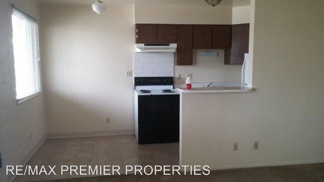 Building Photo - 218 3rd St