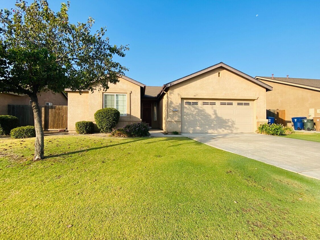 AMAZING 3 Bedroom/2 Bath home!! House Rental in Bakersfield, CA