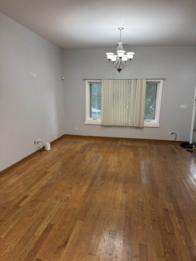 Foto del edificio - 2214 Irving Park Rd