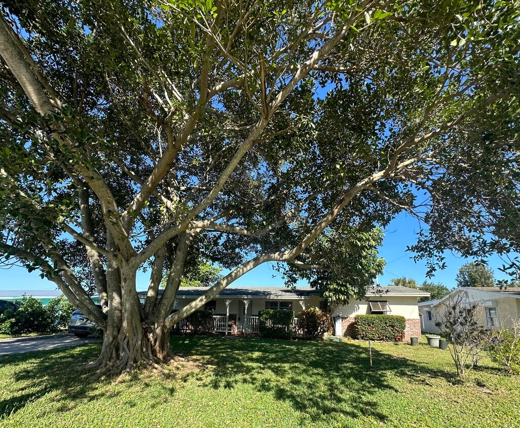 Primary Photo - 1455 NE Silver Maple Way