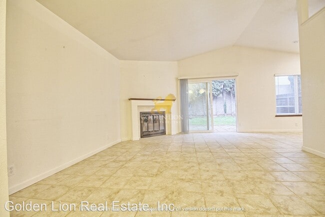 Building Photo - 3 br, 2 bath House - 75 Hawthorne Dr