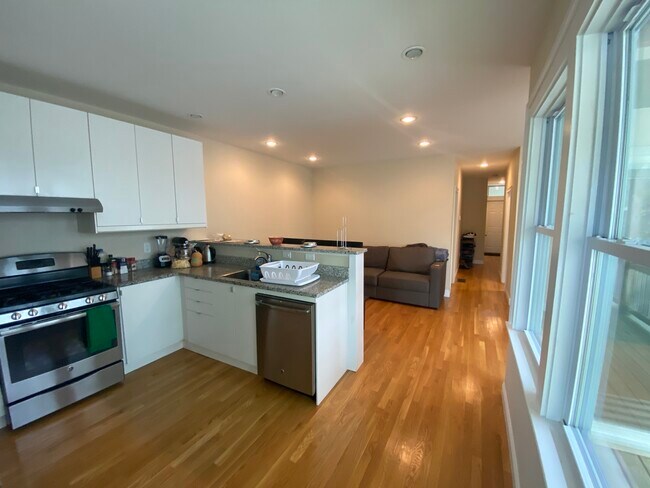 Foto del edificio - 739 Somerville Ave