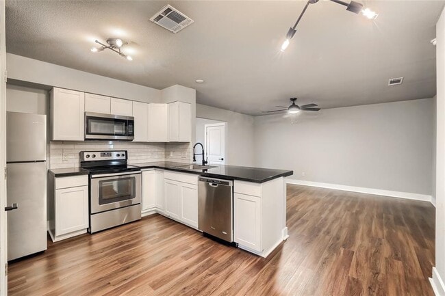 Building Photo - 5909 Lago Vista Way