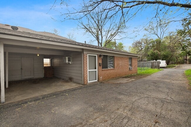 Building Photo - 5605 1/2 Jim Hogg Ave-