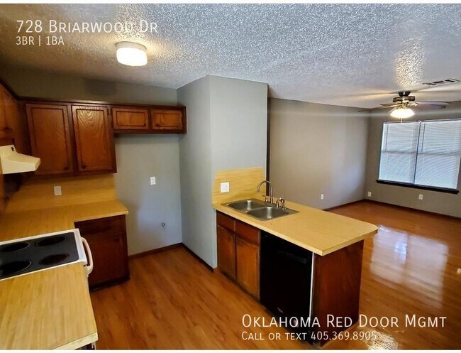 Foto del edificio - 728 Briarwood Dr