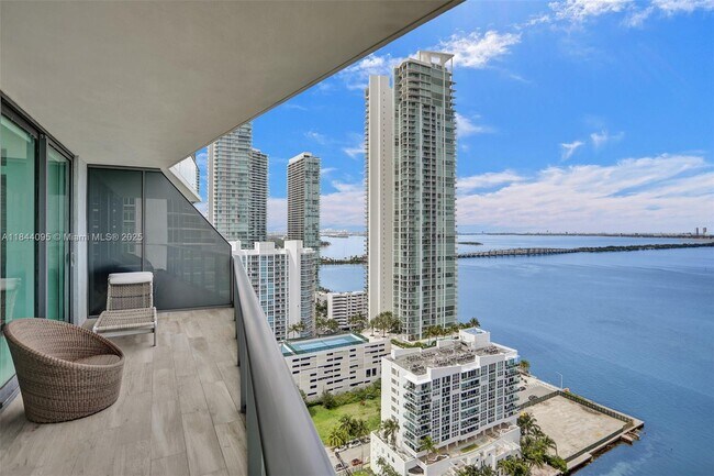 Foto del edificio - 460 NE 28th St