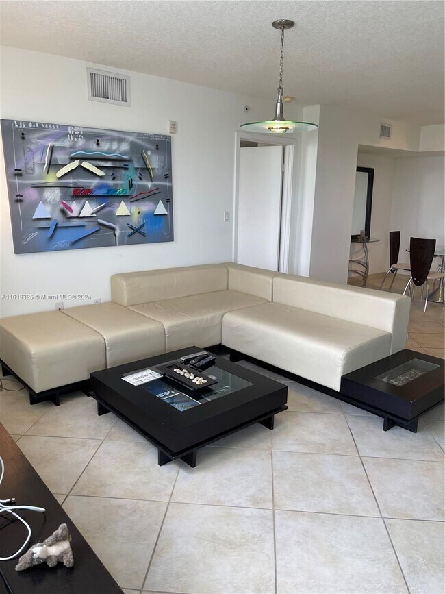 Foto del edificio - 1555 N Treasure Dr