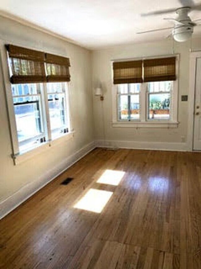Foto del edificio - Charming 2 Bed, 1 Bath Bungalow in Old Tow...