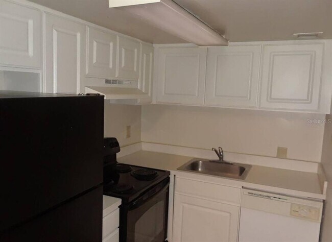 Building Photo - 2555 N Alafaya Trail