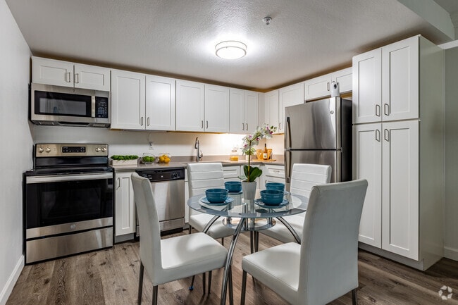 1HAB, 1BA - 700 ft² - Maingate Village, LLC