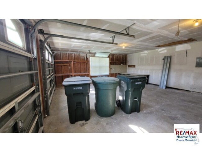 Building Photo - Nice 3/2 with 1 Acre!