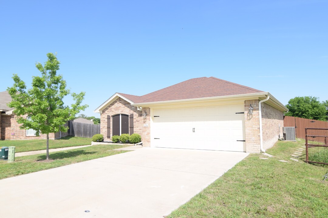 Primary Photo - 1204 Redstone Dr