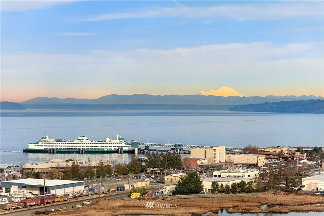 Foto principal - Stunning water views 2 bedroom 2 bath luxu...