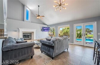 Building Photo - 3003 La Mesa Dr