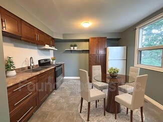 Building Photo - 518 Cannon St E