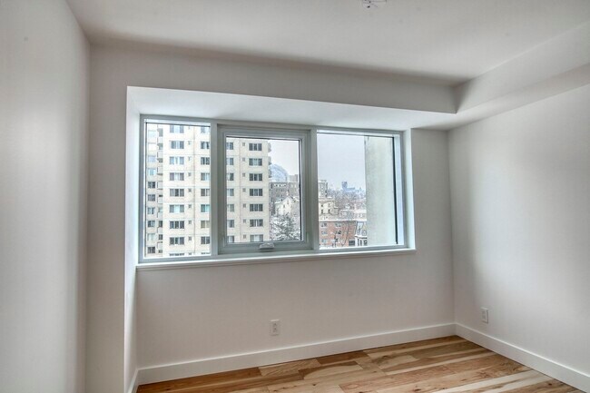 Building Photo - 3460 Rue Peel