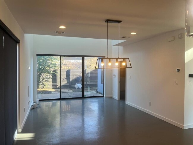 Building Photo - 1105 Altum St