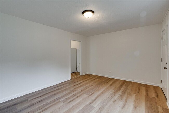 Building Photo - 105 S Howell Ave