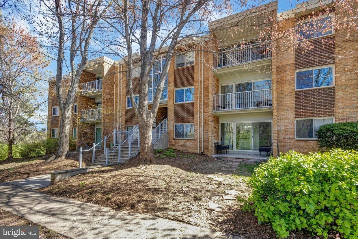 Building Photo - 8002 Le Havre Pl