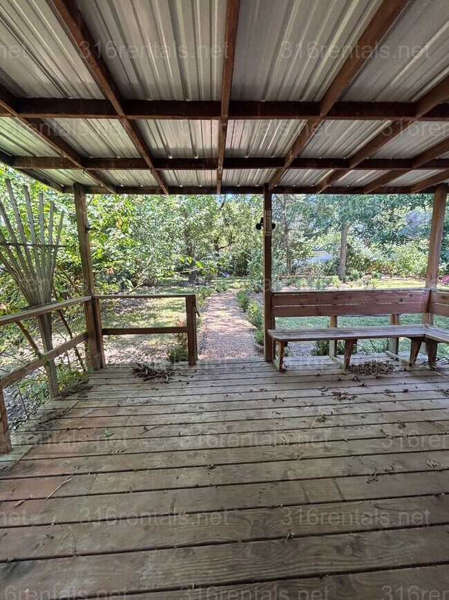 Foto del edificio - Three bedroom one bath house available now!