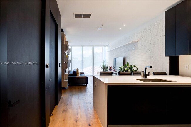 Foto del edificio - $5,000- 3156 SW 27th Ave # 302 MIAMI, FL 3...