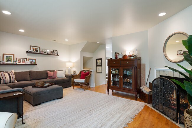 Building Photo - 753 W Dickens Ave