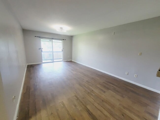 Foto del edificio - UPDATED 1/1 in Walkable Location w/ Solid Floors, Community Pool, & Washer/Dryer! Avail NOW for $...