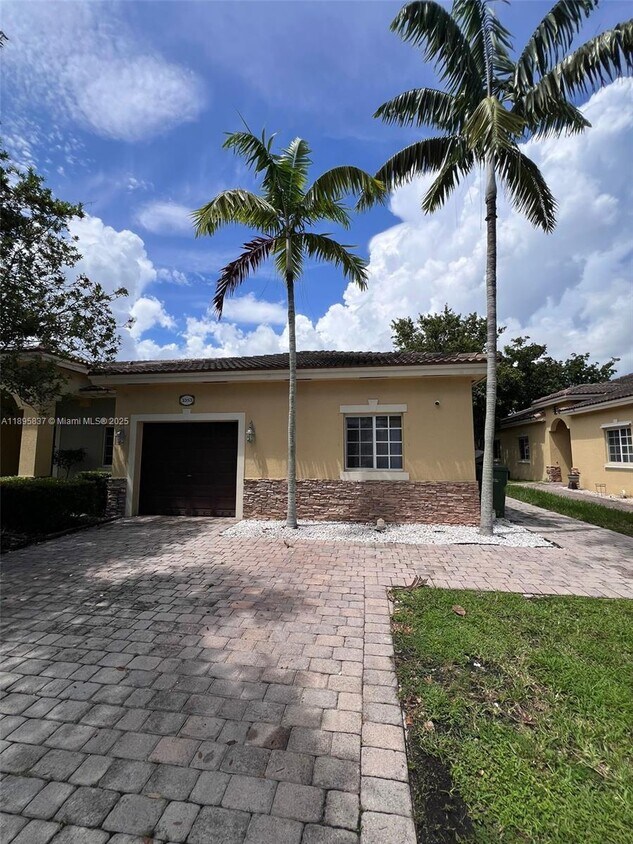 Primary Photo - 3353 NE 11th Dr